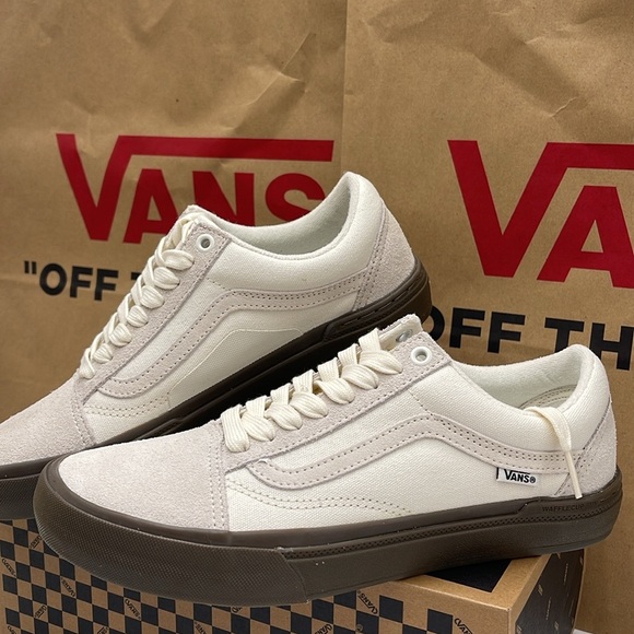 Vans Men’s Bmx Old Skool
Marshmallow/Gum
VN0005UZOVM Sneakers - Picture 6 of 16